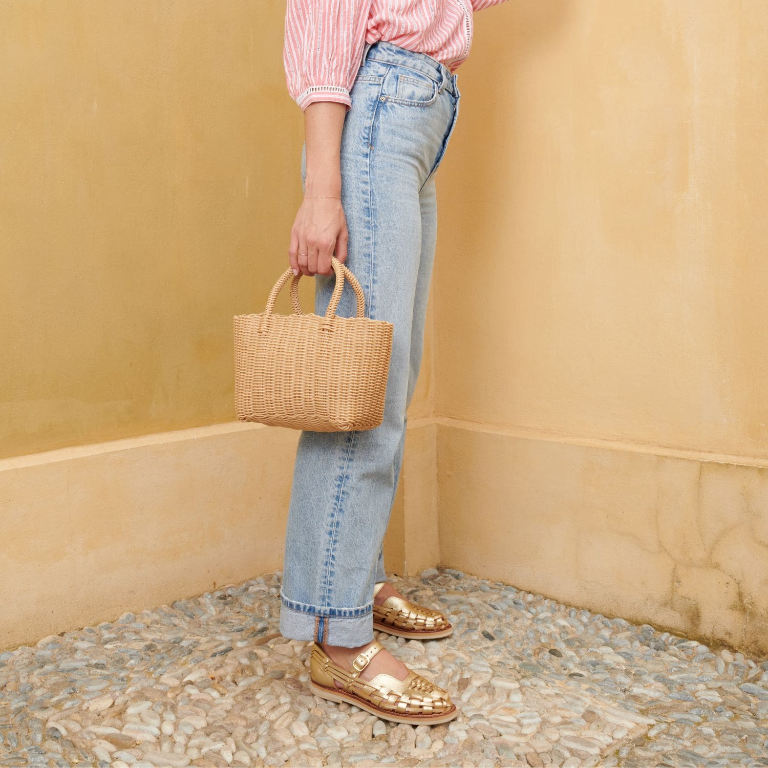 La ballerine Gaby Champagne, portée par Claire avec un denim clair, une blouse rayée et un petit panier PÜP